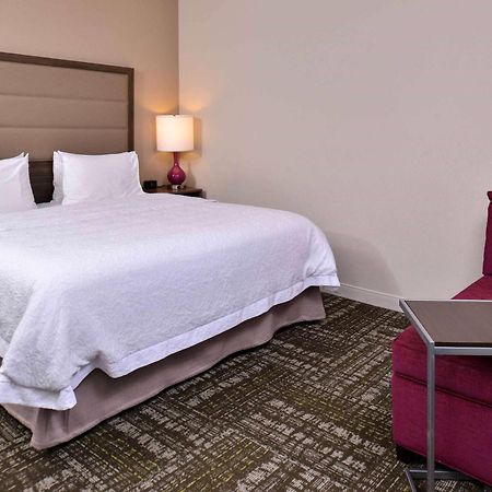 Hampton Inn & Suites Dallas Market Center Exterior photo