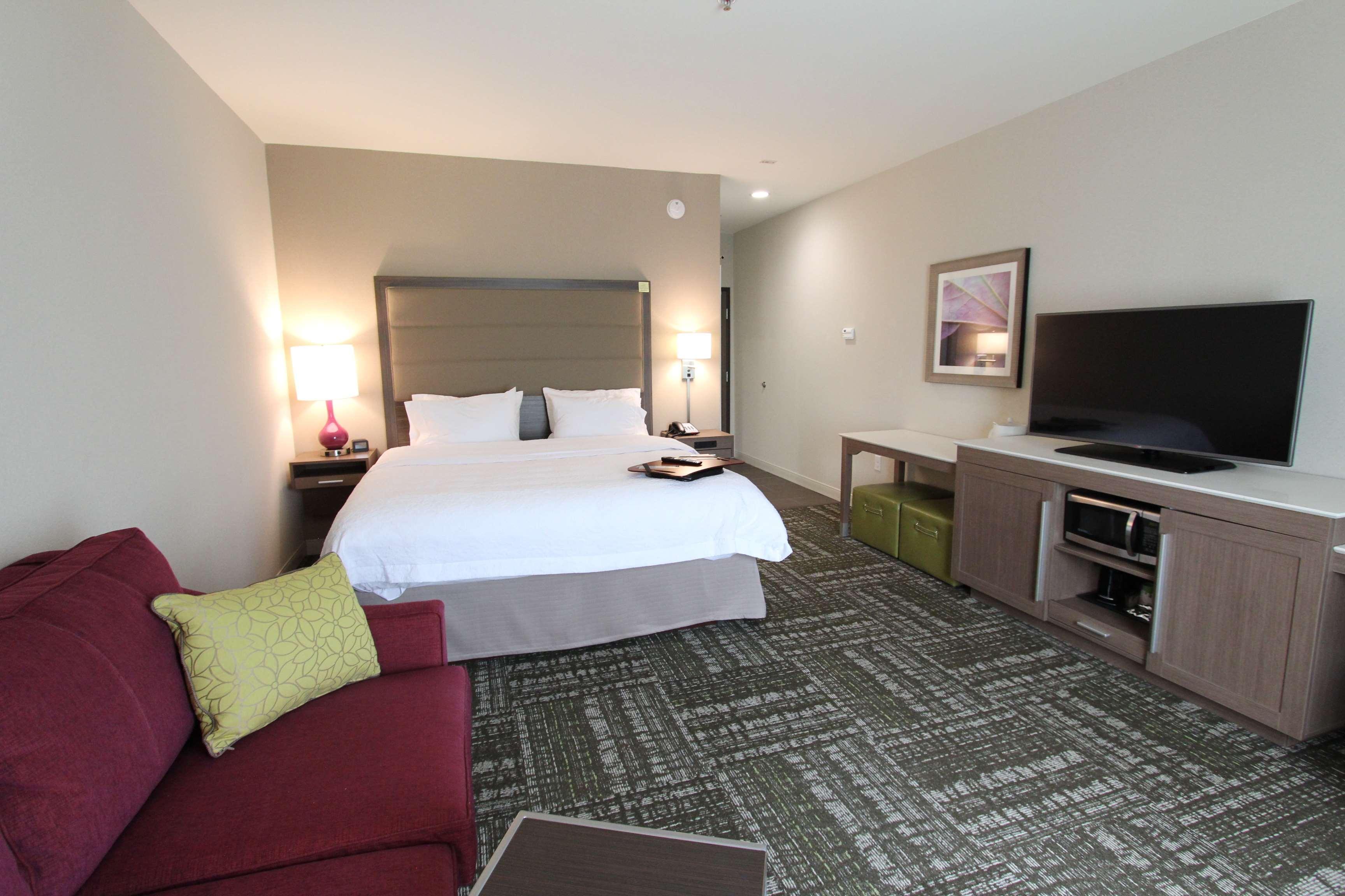 Hampton Inn & Suites Dallas Market Center Exterior photo