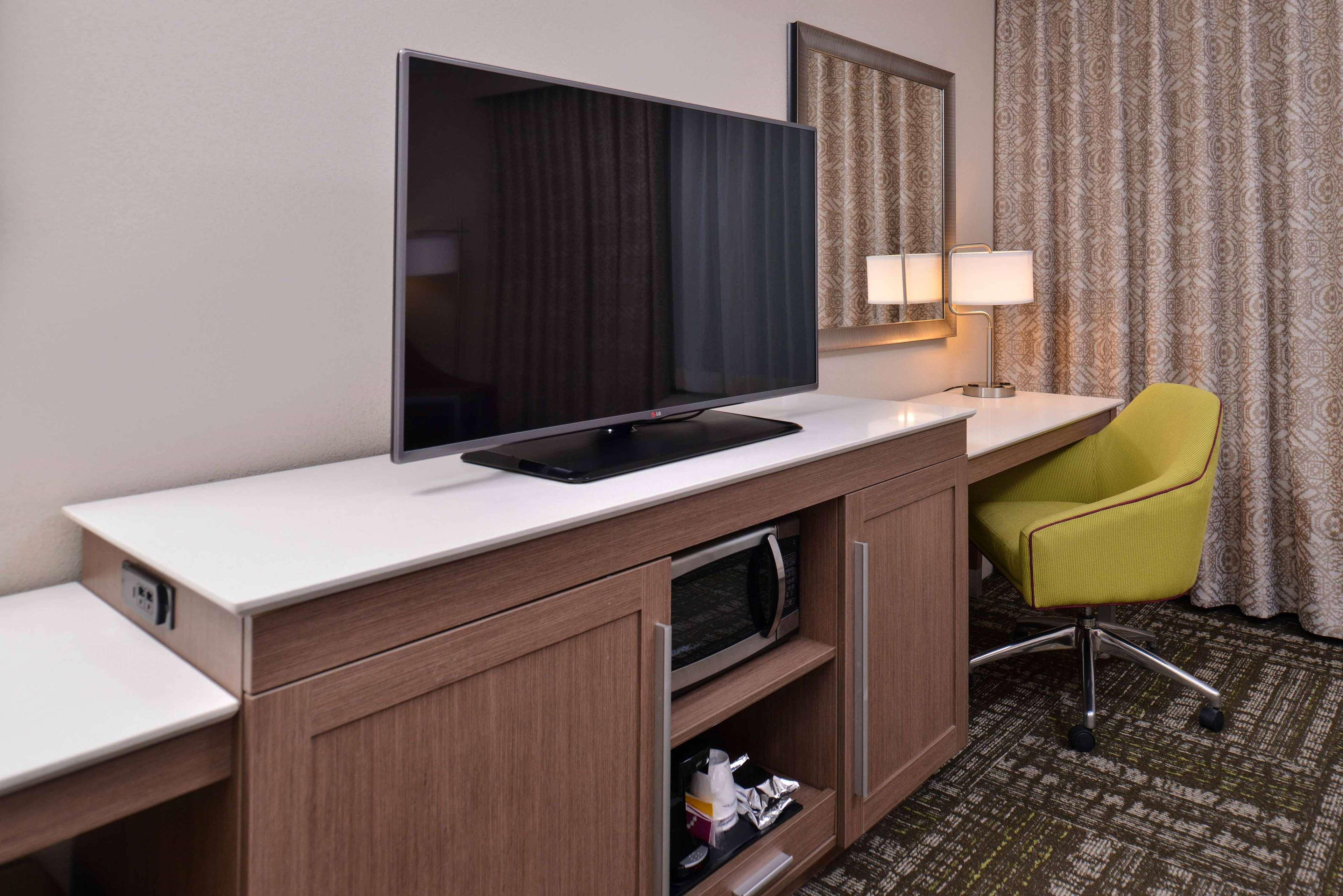 Hampton Inn & Suites Dallas Market Center Exterior photo