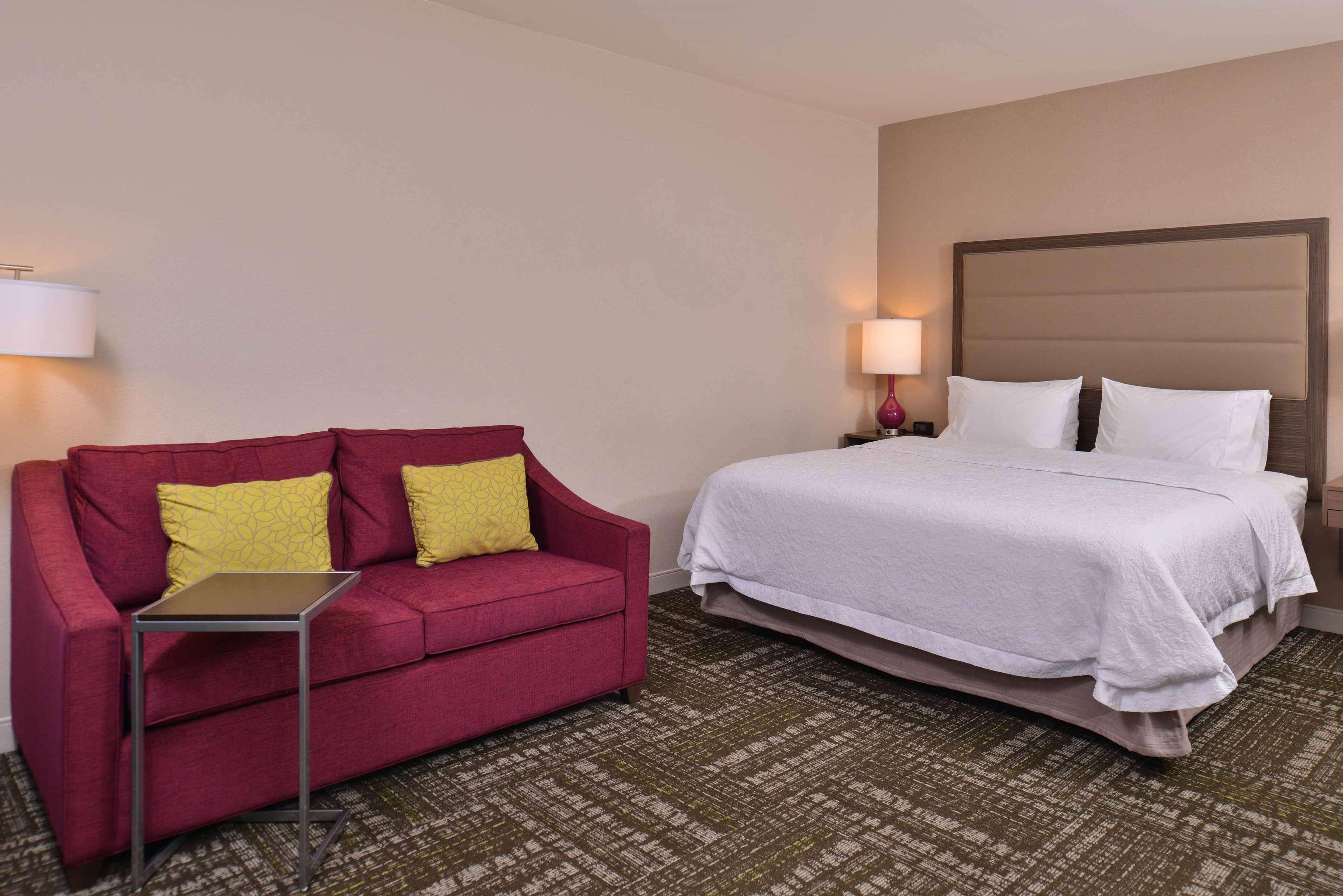 Hampton Inn & Suites Dallas Market Center Exterior photo