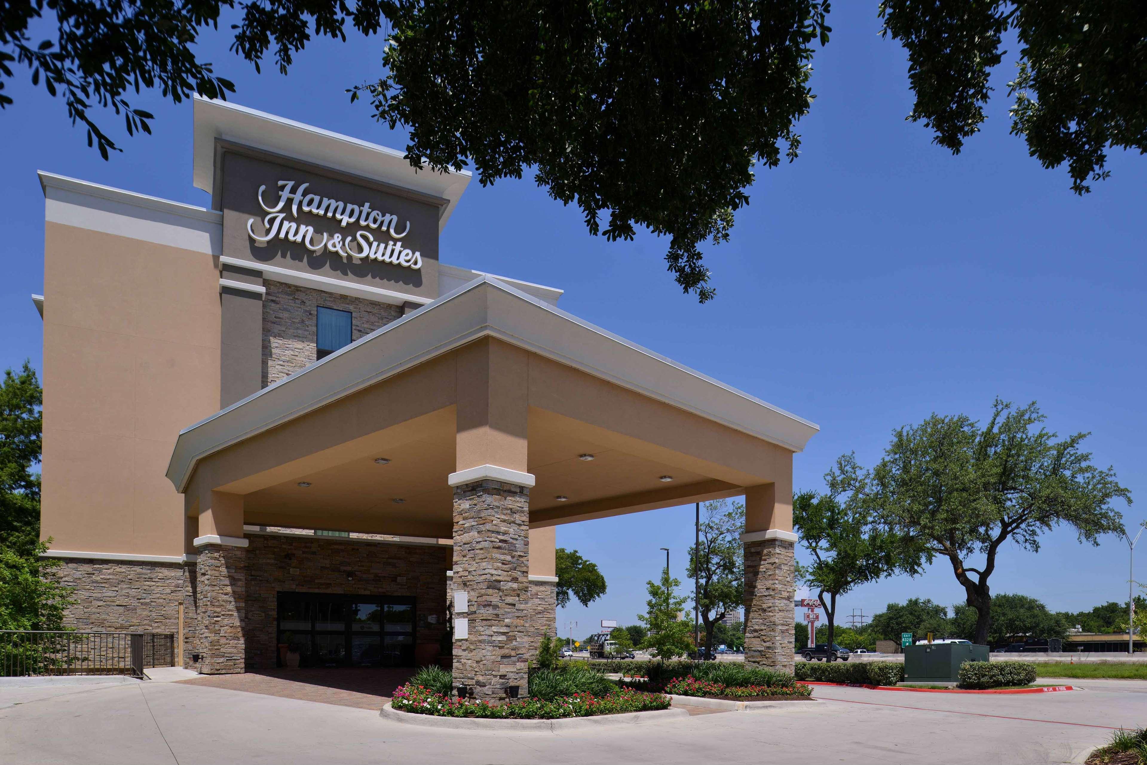 Hampton Inn & Suites Dallas Market Center Exterior photo