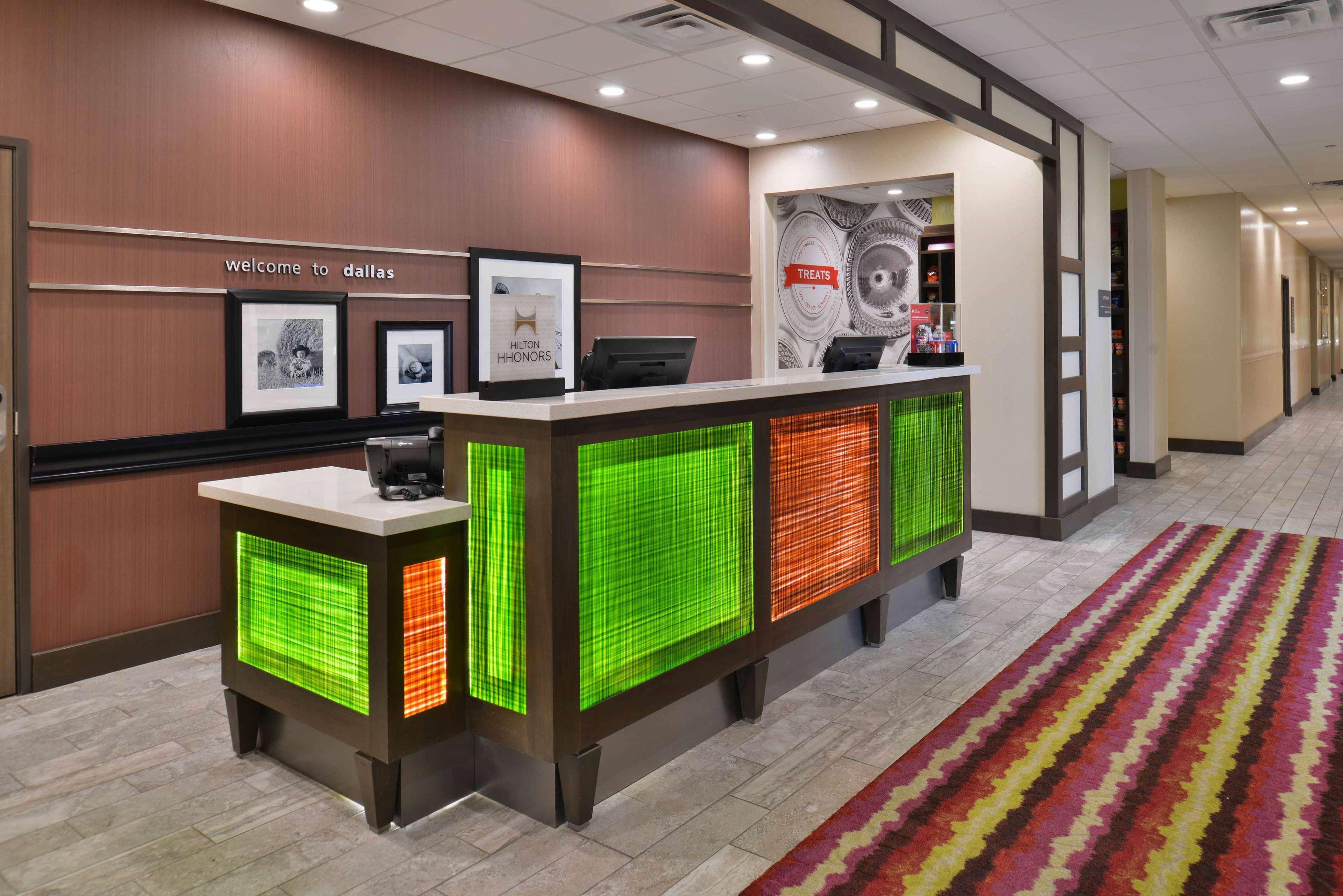 Hampton Inn & Suites Dallas Market Center Exterior photo