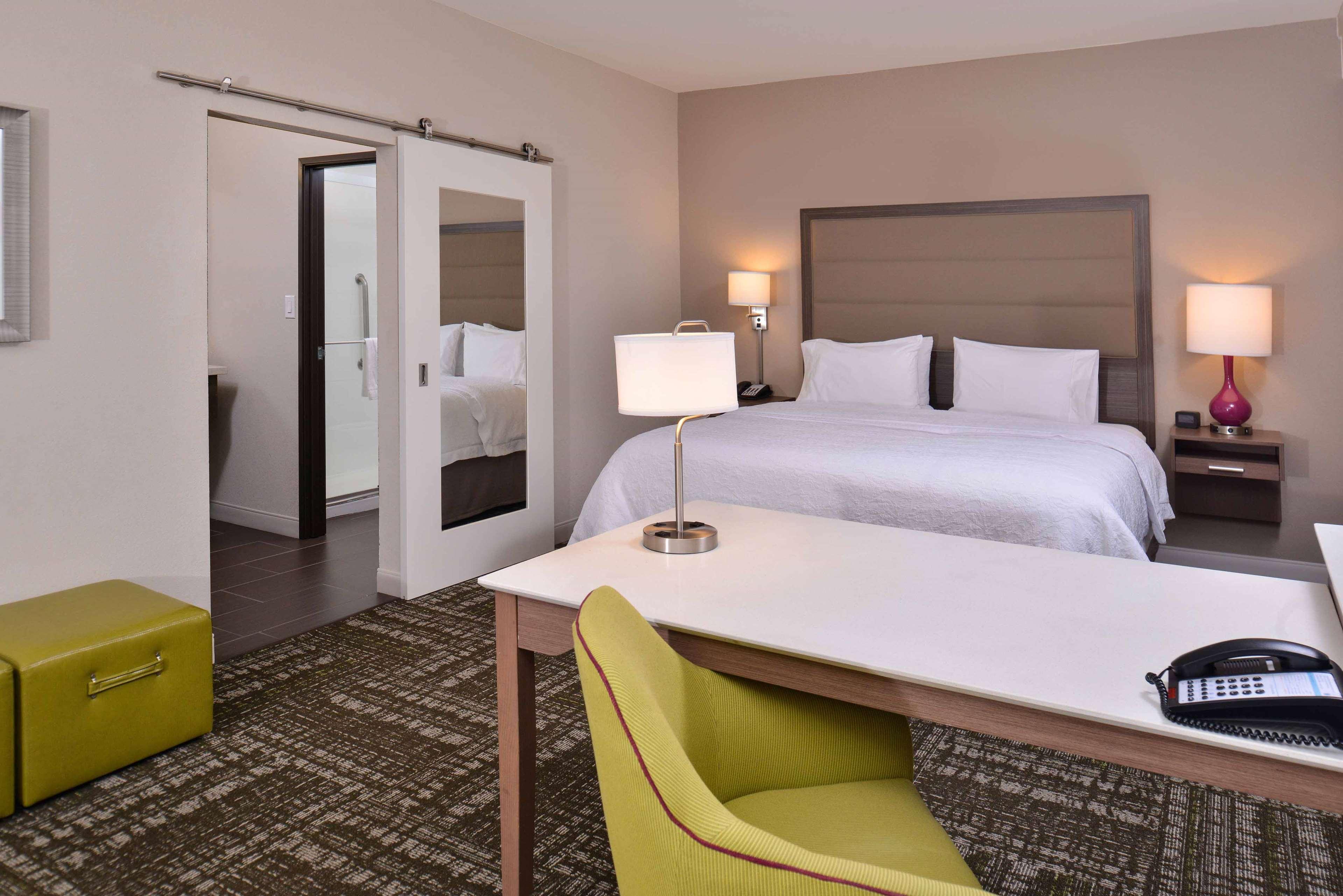 Hampton Inn & Suites Dallas Market Center Exterior photo