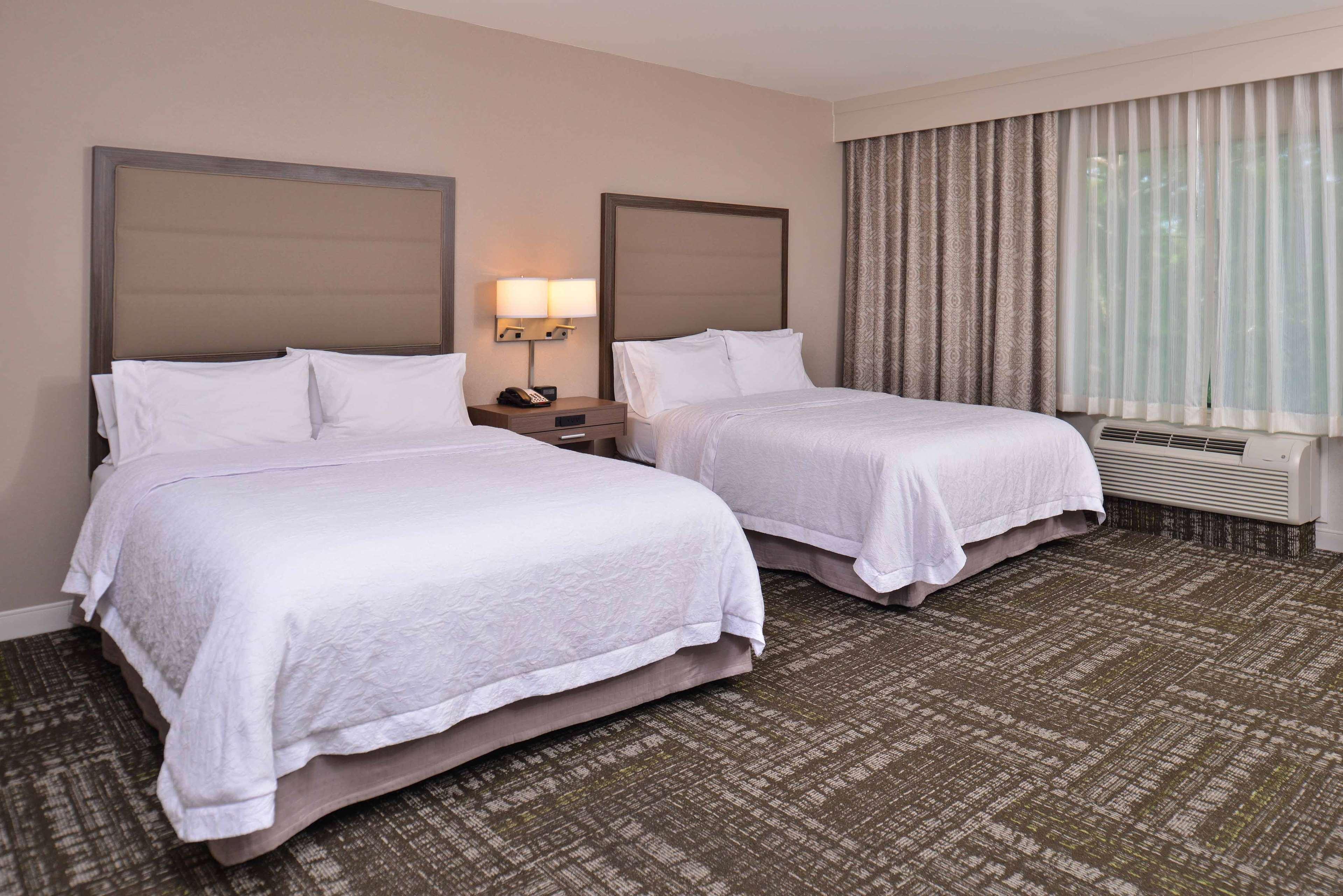 Hampton Inn & Suites Dallas Market Center Exterior photo