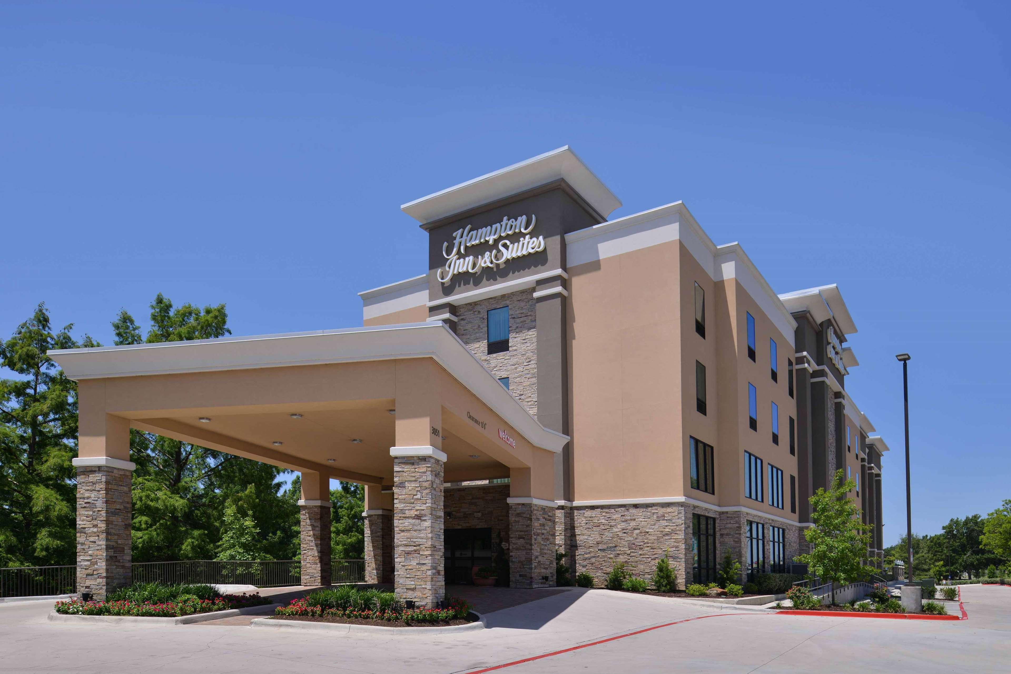 Hampton Inn & Suites Dallas Market Center Exterior photo