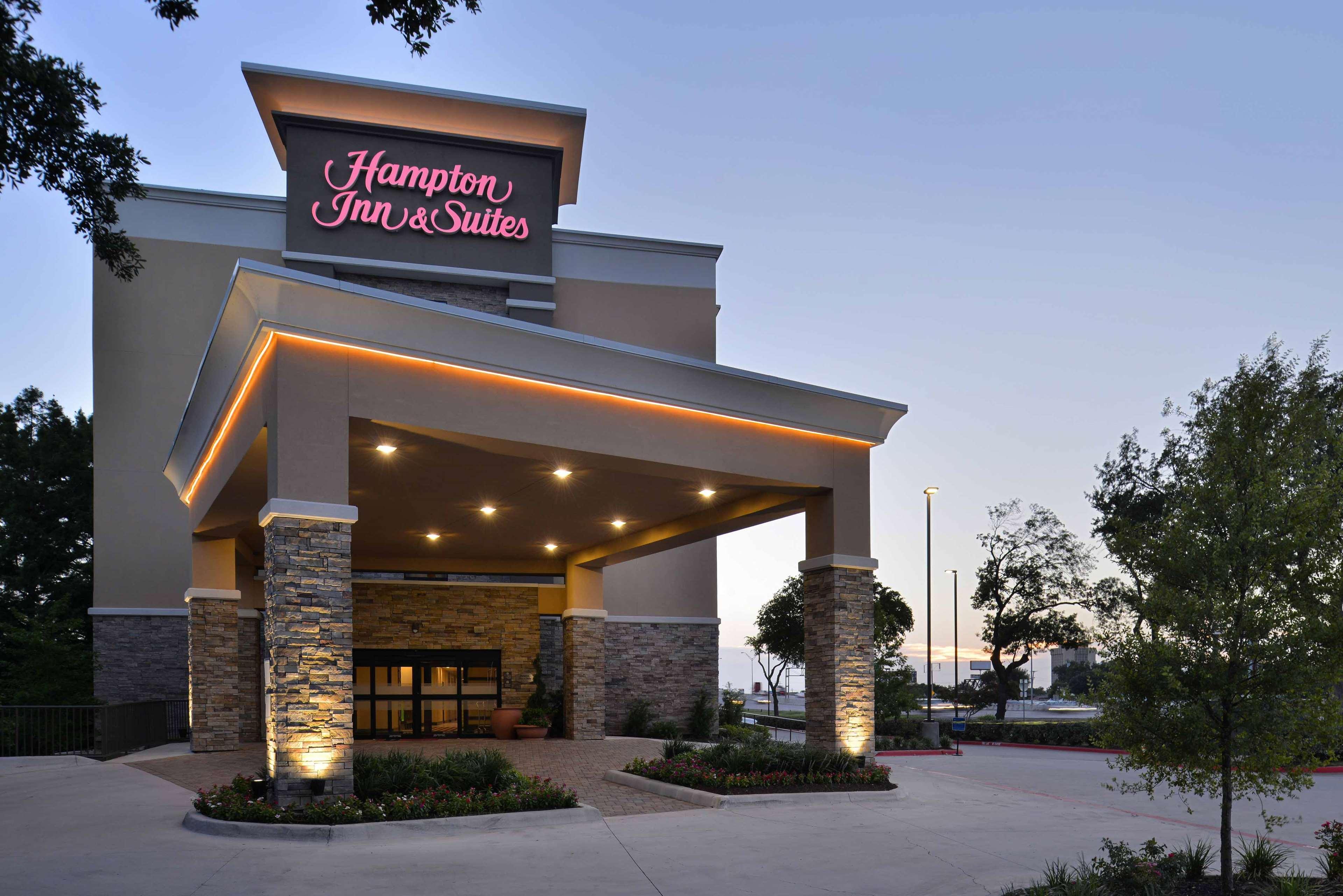 Hampton Inn & Suites Dallas Market Center Exterior photo