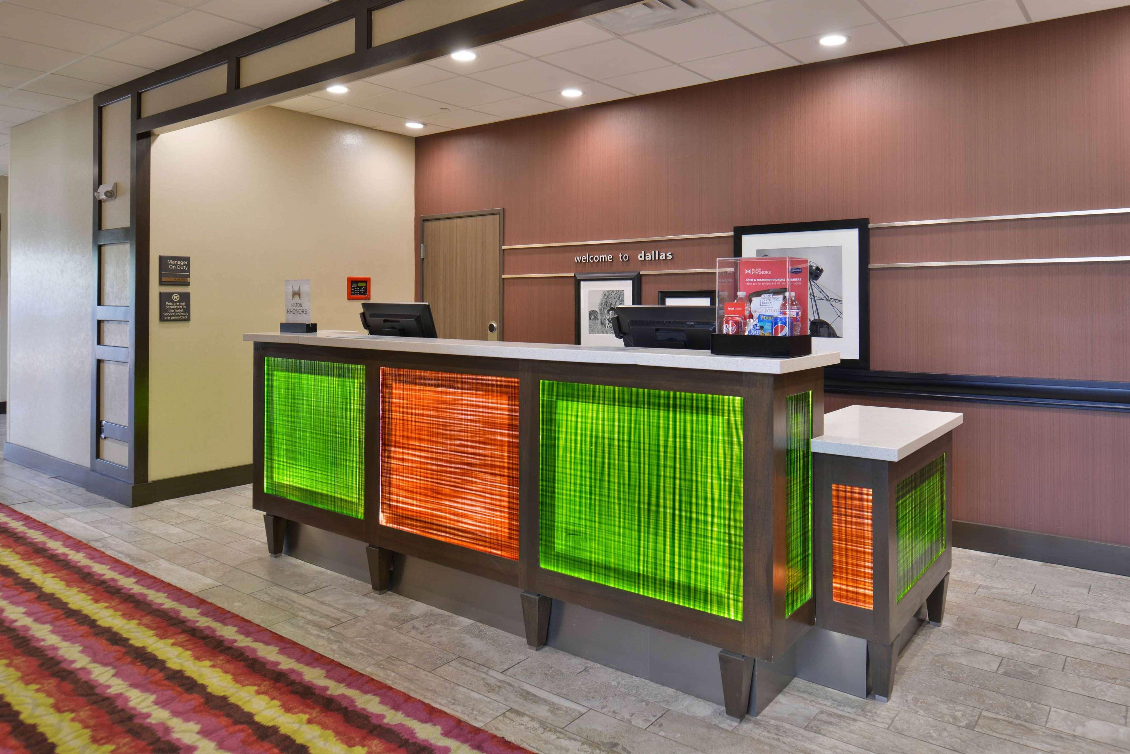 Hampton Inn & Suites Dallas Market Center Exterior photo