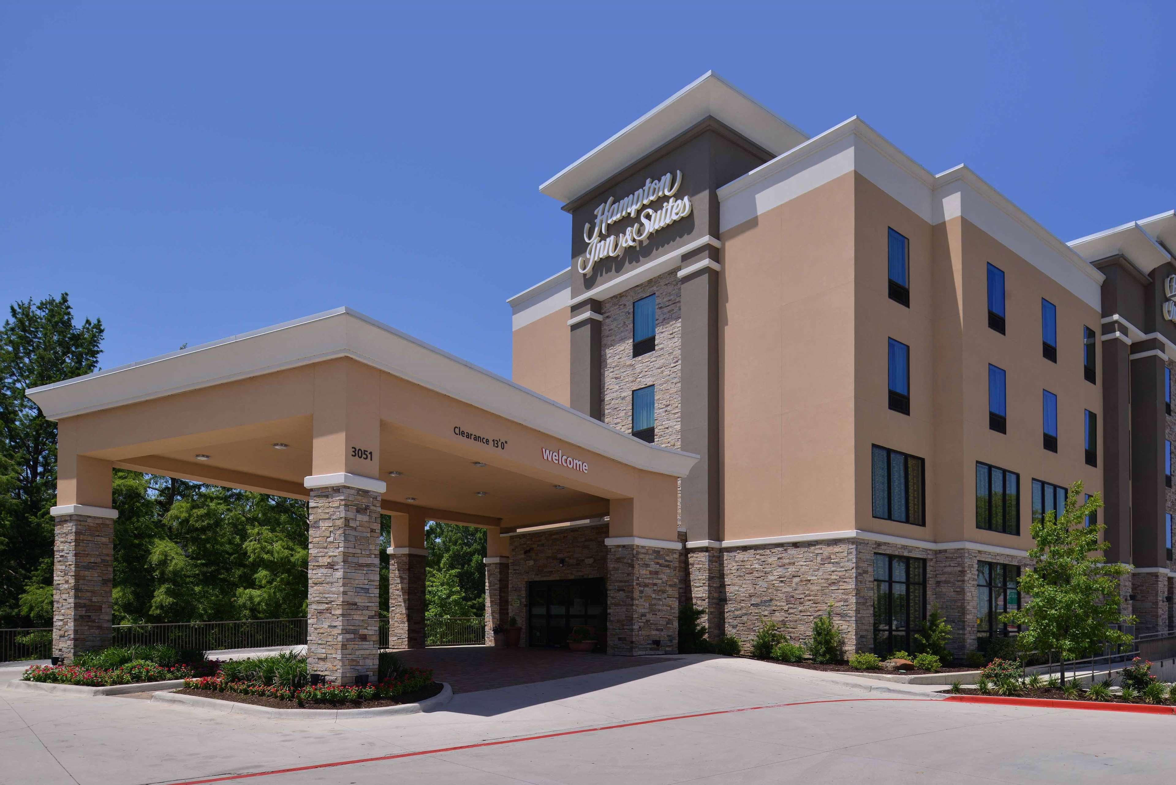 Hampton Inn & Suites Dallas Market Center Exterior photo