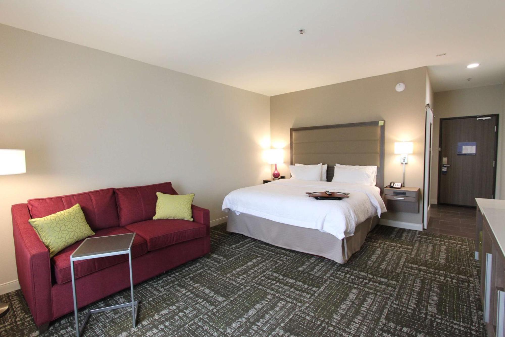 Hampton Inn & Suites Dallas Market Center Exterior photo