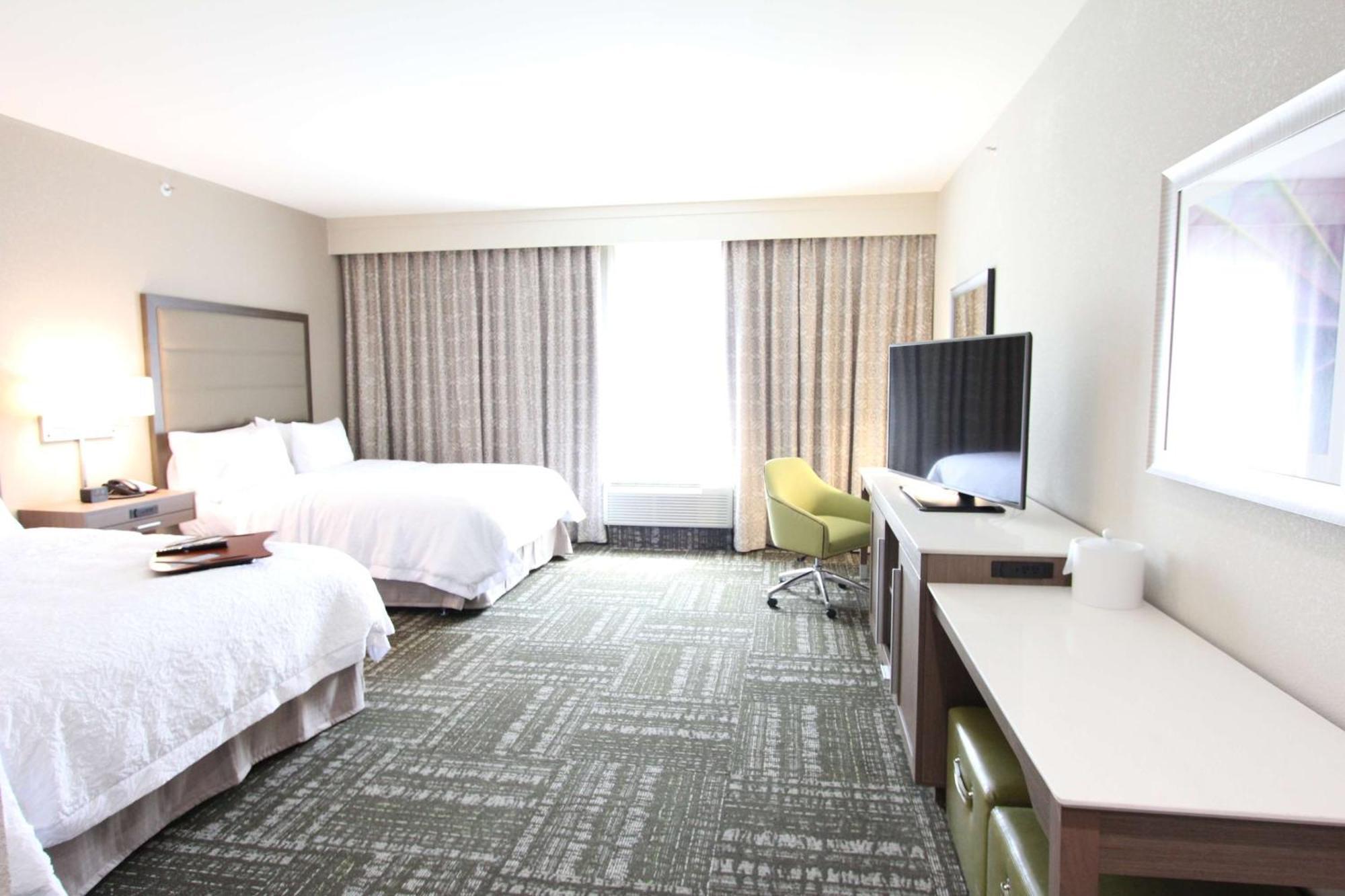 Hampton Inn & Suites Dallas Market Center Exterior photo