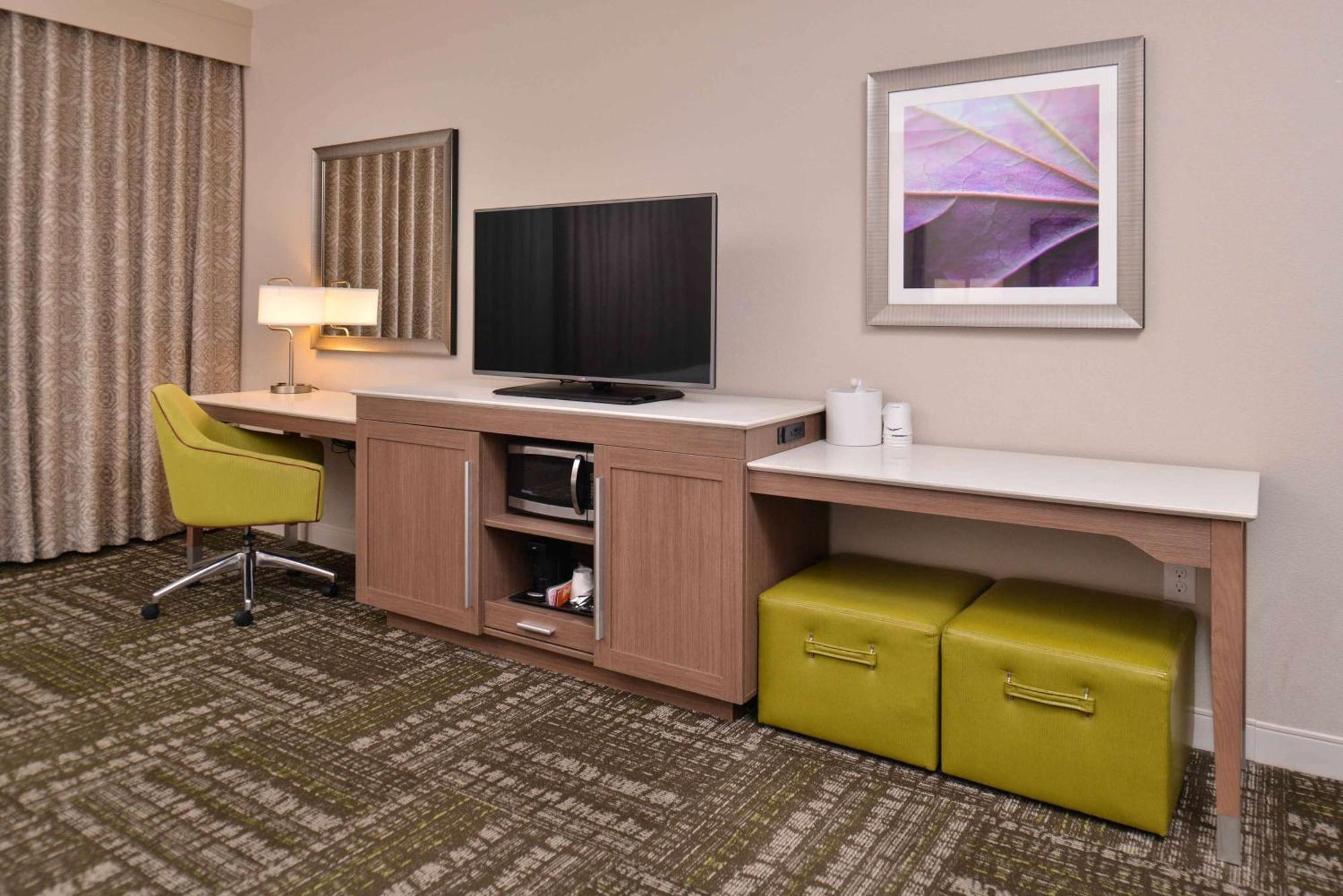 Hampton Inn & Suites Dallas Market Center Exterior photo