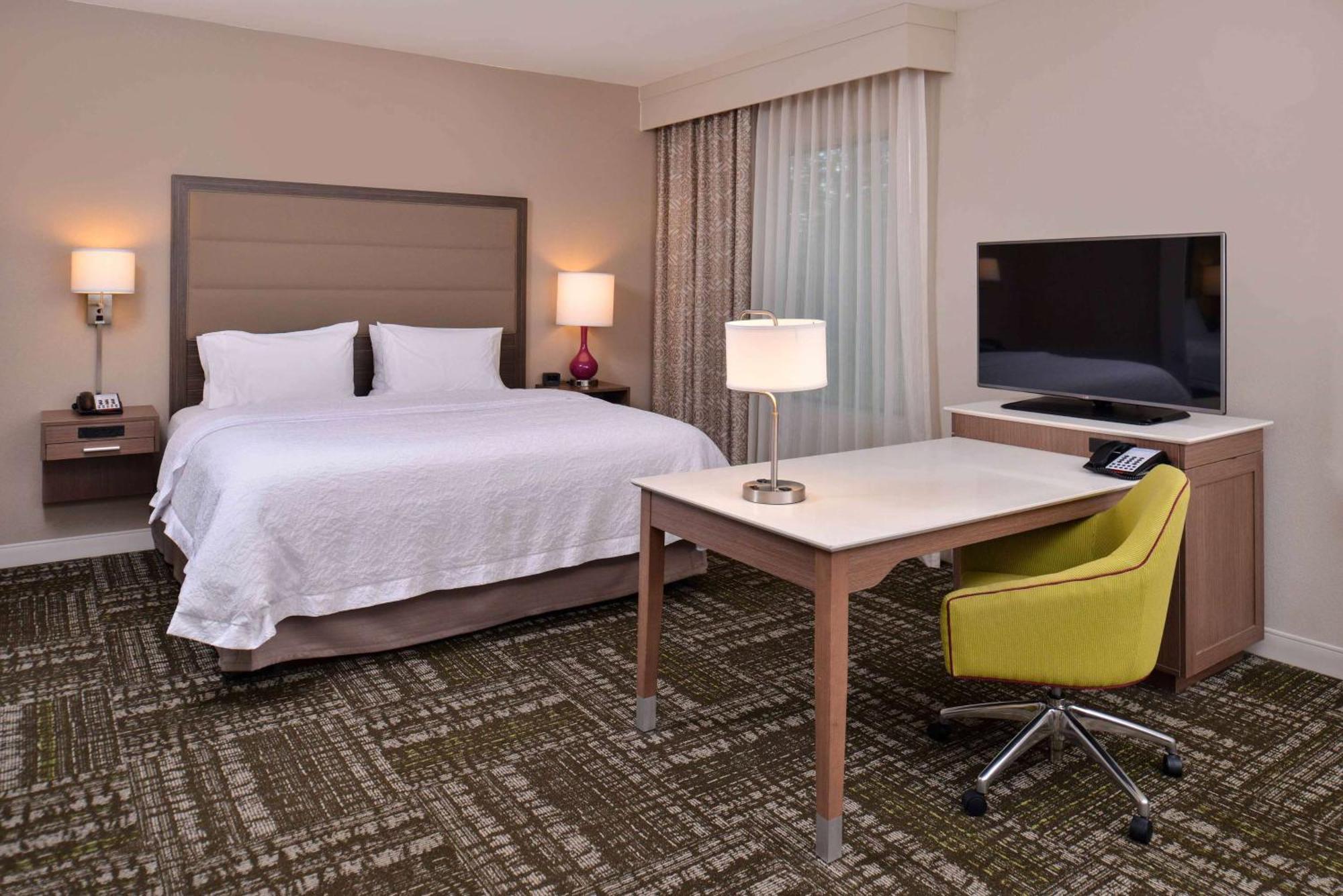 Hampton Inn & Suites Dallas Market Center Exterior photo